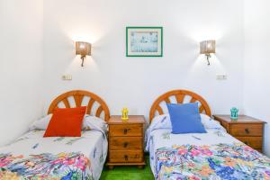 Dos camas una al lado de la otra en un dormitorio. en Mimosa B1, en Puerto del Carmen 12 fotos más