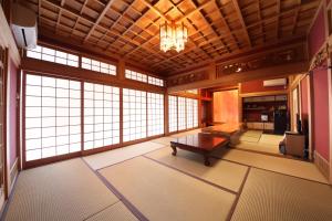 宍粟片山 في Shiso: غرفة كبيرة مع طاولة ونوافذ كبيرة