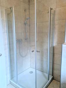 eine Dusche mit Glaskabine im Bad in der Unterkunft Ostseefeeling - lichtdurchflutete Ferienwohnung - (App.37) in Timmendorfer Strand