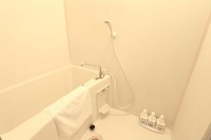 une salle de bain avec baignoire et douche dans l'établissement Elizabeth Garden II, à Osaka 26 autres photos