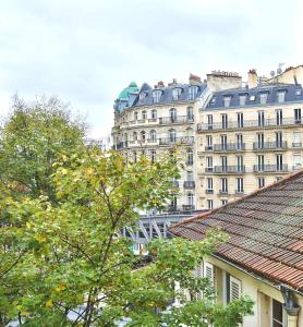 uitzicht op gebouwen in een stad met bomen bij 827 - Stunning Champs de Mars Olympic Games 2024 in Parijs