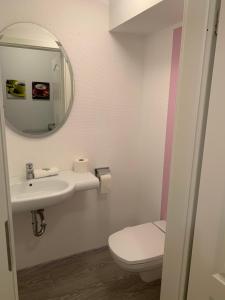 Koupelna v ubytování Suite Hotel Villa Erika