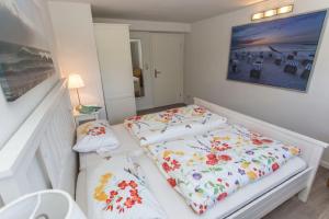 キュールングスボルンにあるHaus-Krischanweg-WE-1-9920の小さな部屋のベッド2台