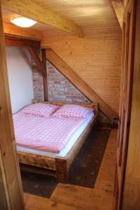 Łóżko lub łóżka piętrowe w pokoju w obiekcie Chalupa Budín