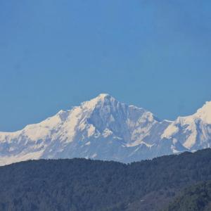 Pemandangan gunung umum atau pemandangan gunung yang diambil dari rumah tamu ini