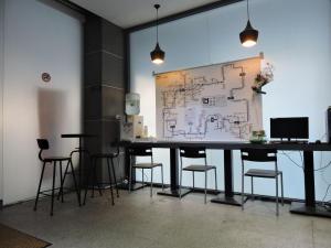 una sala de conferencias con mesa, sillas y un mapa en Walker Hotel - Zhengyi 2 en Taipéi