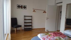 Ένα ή περισσότερα κρεβάτια σε δωμάτιο στο Moderne Maisonette mit Terrasse