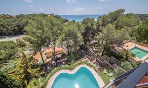 an aerial view of a resort with a swimming pool at TarracoHomes, Th128 Villa con vistas a la playa la Mora in Tarragona