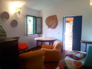 een woonkamer met een tafel en een stoel bij Villa Loco in Capo Vaticano
