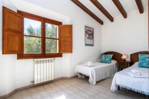 Ein Bett oder Betten in einem Zimmer der Unterkunft Villa La Rafal By homevillas360