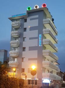 un edificio con balcones en un lateral en Appart-Hotel Holiday, en Lignano Sabbiadoro