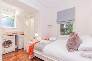 Tempat tidur dalam kamar di Oxfordshire Living - The Palin Apartment - Oxford