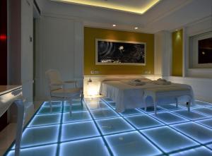 モーディカにあるSan Giorgio Modica Hotelの青いタイルフロアの客室で、ベッド1台が備わります。