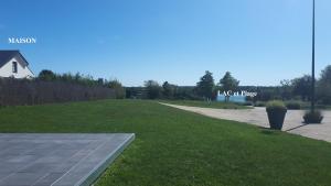 einen Park mit Bürgersteig und Rasenfläche in der Unterkunft Lacs de l'eau d'heure VINEUF in Erpion