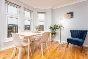 jadalnia ze stołem i krzesłami w obiekcie Millbrae Residence - Donnini Apartments w mieście Ayr