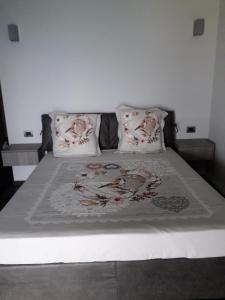 a bed with two pillows on top of it at B&B nido sul mare in Alassio