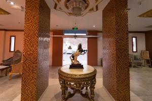 een museum met een standbeeld in het midden van een kamer bij Riyam Hotel in Muscat