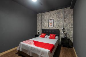 um quarto com uma cama com almofadas vermelhas em OYO Hotel Massimo Brooklin, Sao Paulo em São Paulo