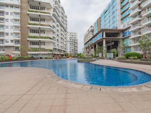 a swimming pool in the middle of a building at RedLiving Apartemen Gateway Pasteur - TN Hospitality 1 Tower Jade B in Bandung