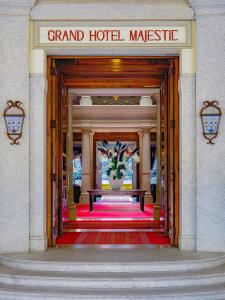 Zugang zu einem Grand Hotel mit einer Vase voller Blumen in der Unterkunft Grand Hotel Majestic in Verbania