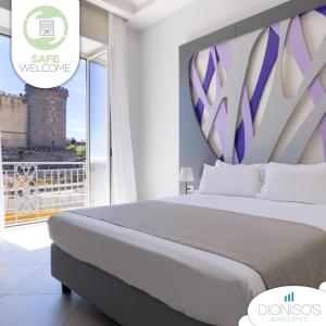 sypialnia z dużym łóżkiem i dużym oknem w obiekcie Dioniso’s Luxury Apartments Municipio w mieście Napoli