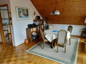 uma sala de jantar com mesa e cadeiras em Ferienwohnung Am Patenberg em Finnentrop