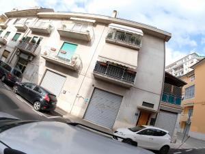 un coche está estacionado frente a un edificio en Oasi 83, en San Benedetto del Tronto