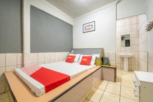 1 dormitorio con 1 cama con almohadas rojas en OYO Nações Unidas, Sao Paulo, en São Paulo