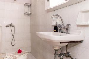 biała łazienka z umywalką i toaletą w obiekcie Artemis Vassilikos w mieście Vasilikos