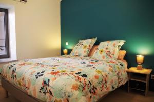 A bed or beds in a room at La maison d'Henriette