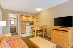TV tai viihdekeskus majoituspaikassa Econo Lodge Inn & Suites - North Vancouver