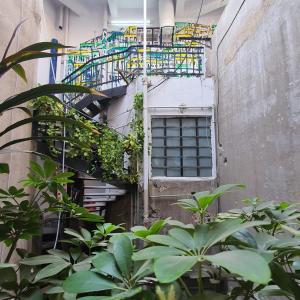 una scala a chiocciola in un edificio con piante di Madina Hostel a Il Cairo