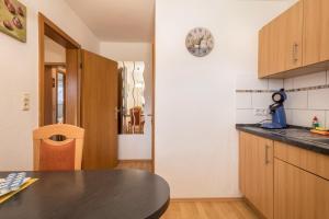 een keuken met een tafel en een aanrechtblad bij Ferienwohnung Steinhilber 2 in Eriskirch +12 foto's