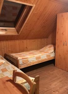a room with two bunk beds in a cabin at Hargitafürdői Vendégház in Harghita-Băi
