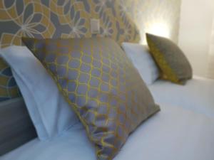 מיטה או מיטות בחדר ב-Silver Lodge Apartman Eger