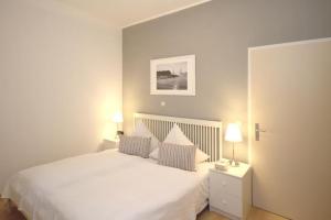 キュールングスボルンにあるStrandstrasse-32-Wohnung-1-9401のベッドルーム1室(白いベッド1台、枕2つ付)