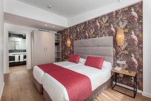 um quarto com uma cama grande e um cobertor vermelho em Kumara Serenoa By Lopesan Hotels em Maspalomas