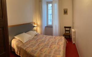 Una habitación de hotel con una cama y una ventana. en Résidence Richelieu, en Barèges