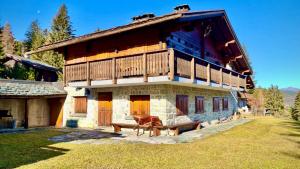ein großes Haus mit Balkon darüber in der Unterkunft Chalet Wulli in der Nähe der Skianlagen Savognin in Savognin