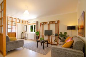 sala de estar con 2 sofás y TV en Baleal Sunset Residence en Baleal