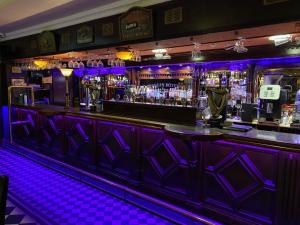Salone o bar di O'Shea's Hotel