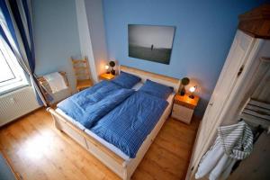 キュールングスボルンにあるHaus-Rolandseck-Wohnung-10-207のベッドルーム1室(青いシーツとランプ2つ付)