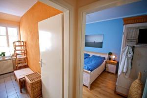 キュールングスボルンにあるHaus-Rolandseck-Wohnung-10-207のベッドルーム1室(ベッド1台、椅子1脚付)