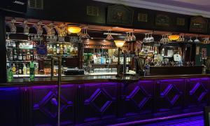 Salone o bar di O'Shea's Hotel