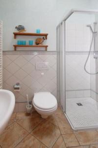 キュールングスボルンにあるResidenz-Laguna-Wohnung-42-9721のバスルーム(シャワー、トイレ、シンク付)