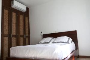 a bedroom with a large bed with white pillows at EXCLUSIVA VILLA EN LA ZONA HOTELERA DE IXTAPA_ZIHUATANEJO in Ixtapa +34 photos