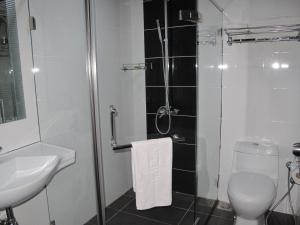 Kylpyhuone majoituspaikassa Labuk Hotel