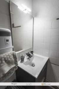 A bathroom at Studio LE COL DU TOURMALET 2-4 pers linge parking wifi