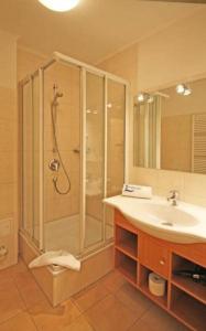 bagno con doccia e lavandino di Residenz-Ostseestrand-Wohnung-4-9624 a Kühlungsborn