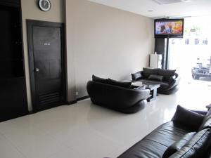 Posezení v ubytování Labuk Hotel + 20 fotografií